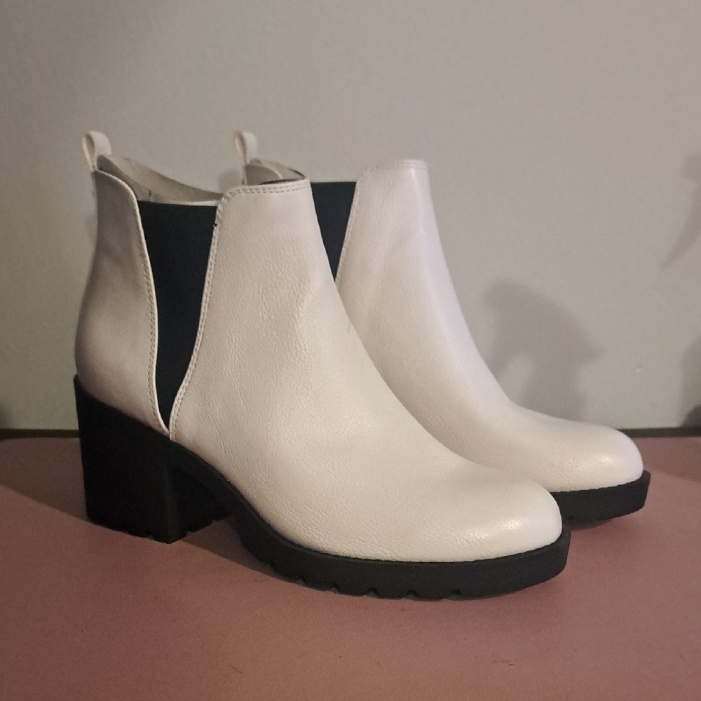 White Ankle Boots with Chunky Heel and Elastic Panels